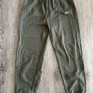 ALO Yoga Green Jogger Pants (ACCOLADE SWEATPANT)